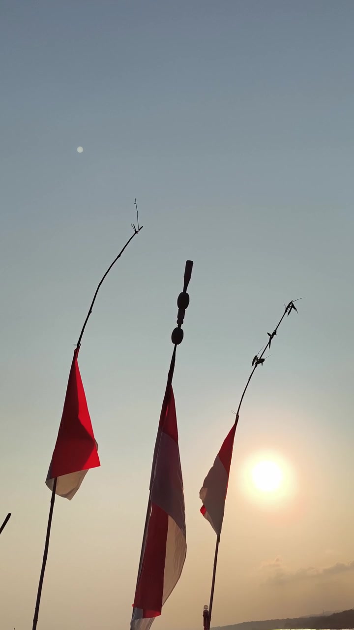 Bendera Indonesia Berkibar di Bawah Langit Senja