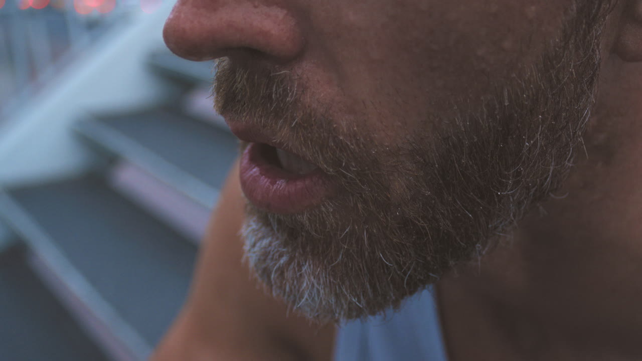 Uomo stanco che suda dopo un intenso