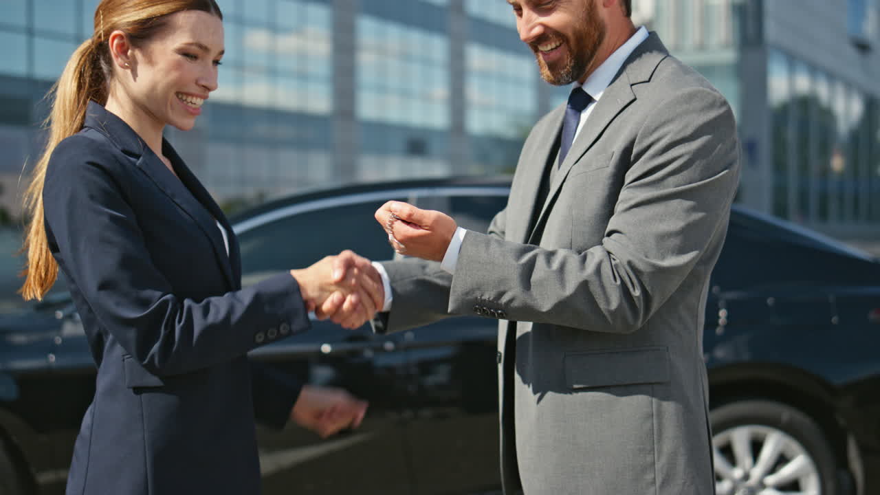 el vendedor de automóviles le da las llaves a un hombre guapo emocionado en sunny street de cerca.