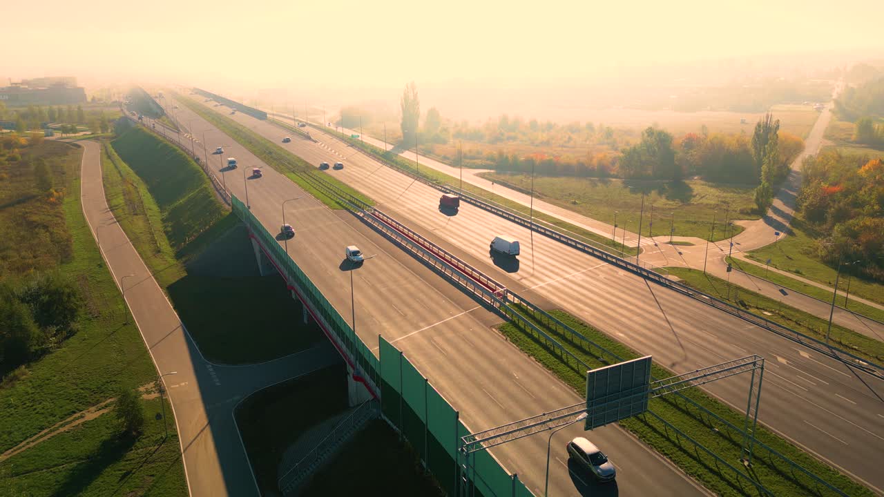 도로 교통과 일몰 도시의 그림 같은 공중 파노라마 바르샤바에서 화창한 저녁에 다단계 고속도로에서 운전하는 자동차에 대한 아름다운 위쪽 전망