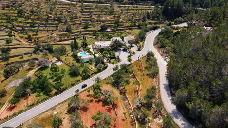 Vista-Aérea-De-Drones-De-Conducción-De-Automóviles-En-Tenedor-En-Zona-Rural