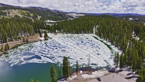 passaggio aereo del lago di ghiaccio in cima al grand mesa in colorado