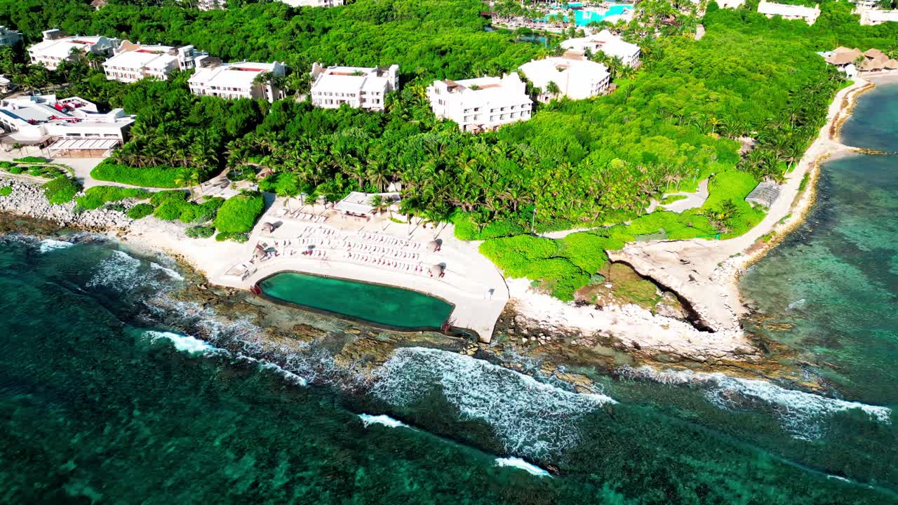 trs yucatan resort en tulum, méxico vista de avión no tripulado volando alrededor del punto en el mar del caribe