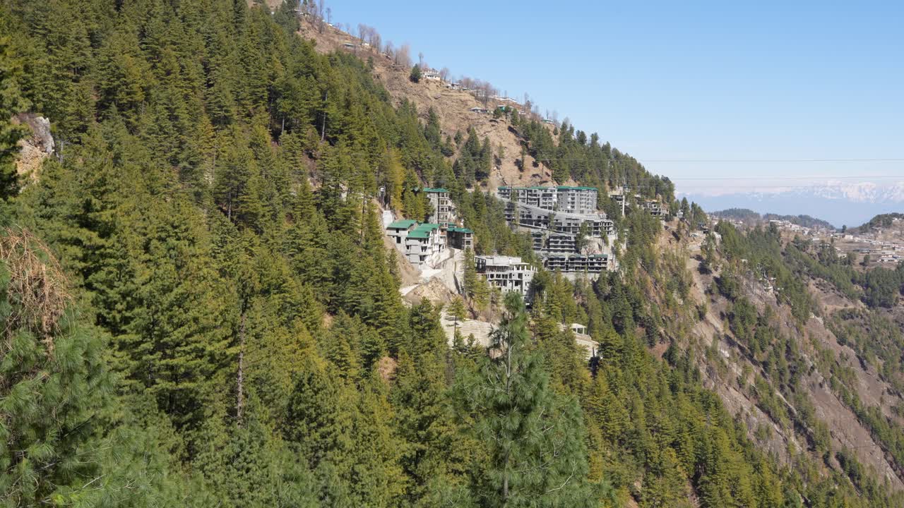 desarrollo de la ladera de la montaña con vegetación en ayubia