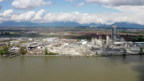 fábrica de cemento en la zona industrial a orillas del río fraser en richmond, bc, canadá