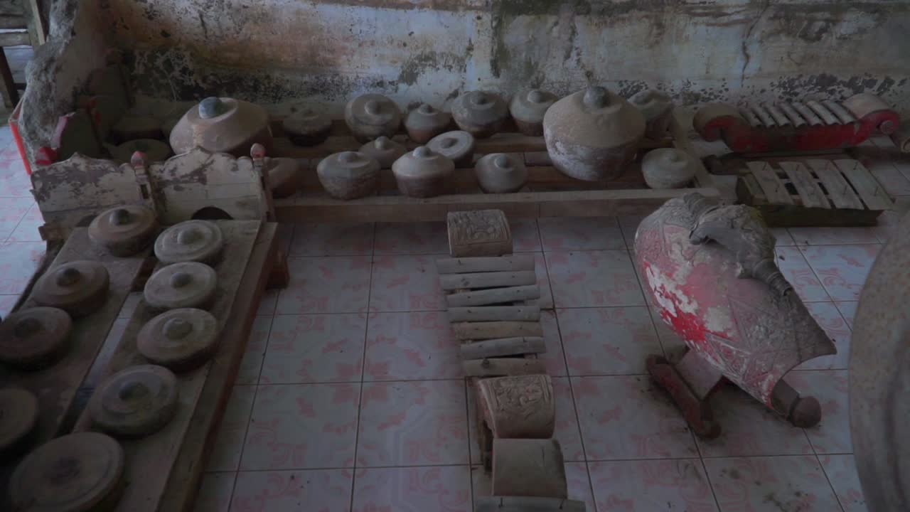 el instrumento musical de gamelan dañado estuvo expuesto a nubes calientes cuando el desastre de la erupción volcánica