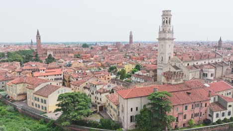 Estructuras-De-Terraza-Del-Casco-Antiguo-De-Ladrillo-Rojo-Medieval-Verona-Italia-Drone-Aéreo