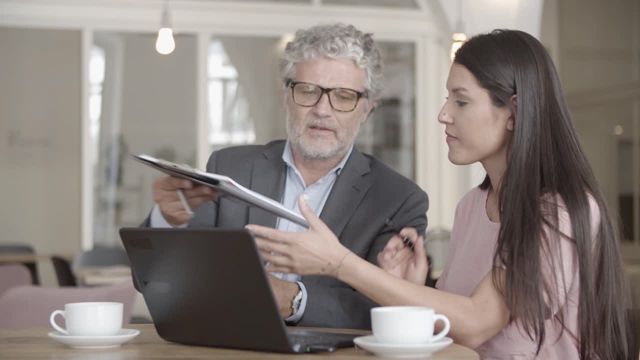 gerente sénior barbudo que concluye un acuerdo con el socio