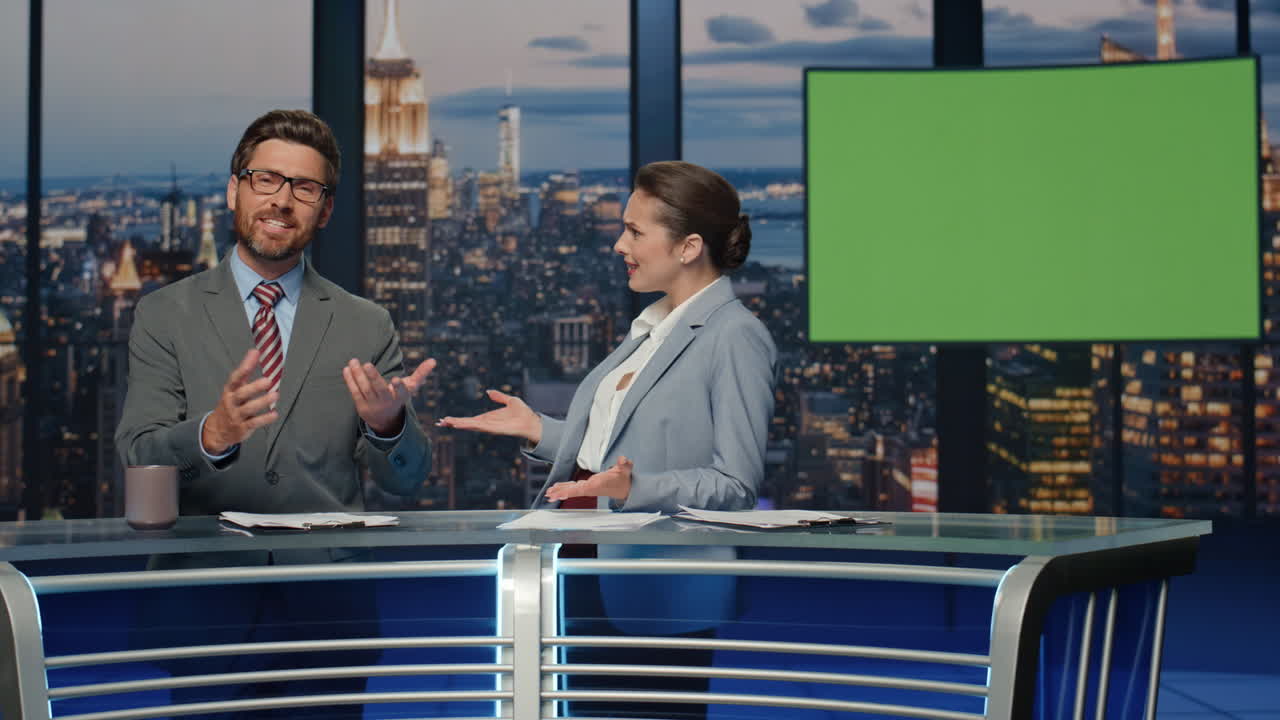 매력적인 tv 진행자가 모형 뉴스 저녁 클로즈업에 대해 논의합니다. 기자들이 이야기합니다.