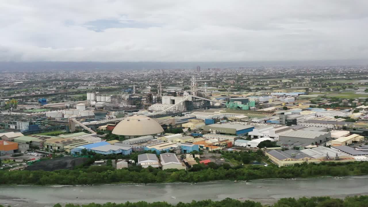 공중 드론 팬 샷은 대만, 아시아 이란시 수아오 타운십 강 건너편의 대규모 산업 지역을 포착했습니다.