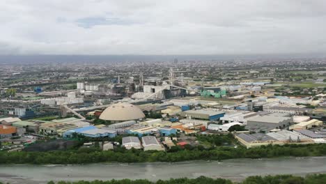 Drohnenschwenk-Aus-Der-Luft,-Der-Das-Große-Industriegebiet-Auf-Der-Anderen-Seite-Des-Flusses-In-Der-Gemeinde-Suao,-Stadt-Yilan,-Taiwan,-Asien,-Erfasst