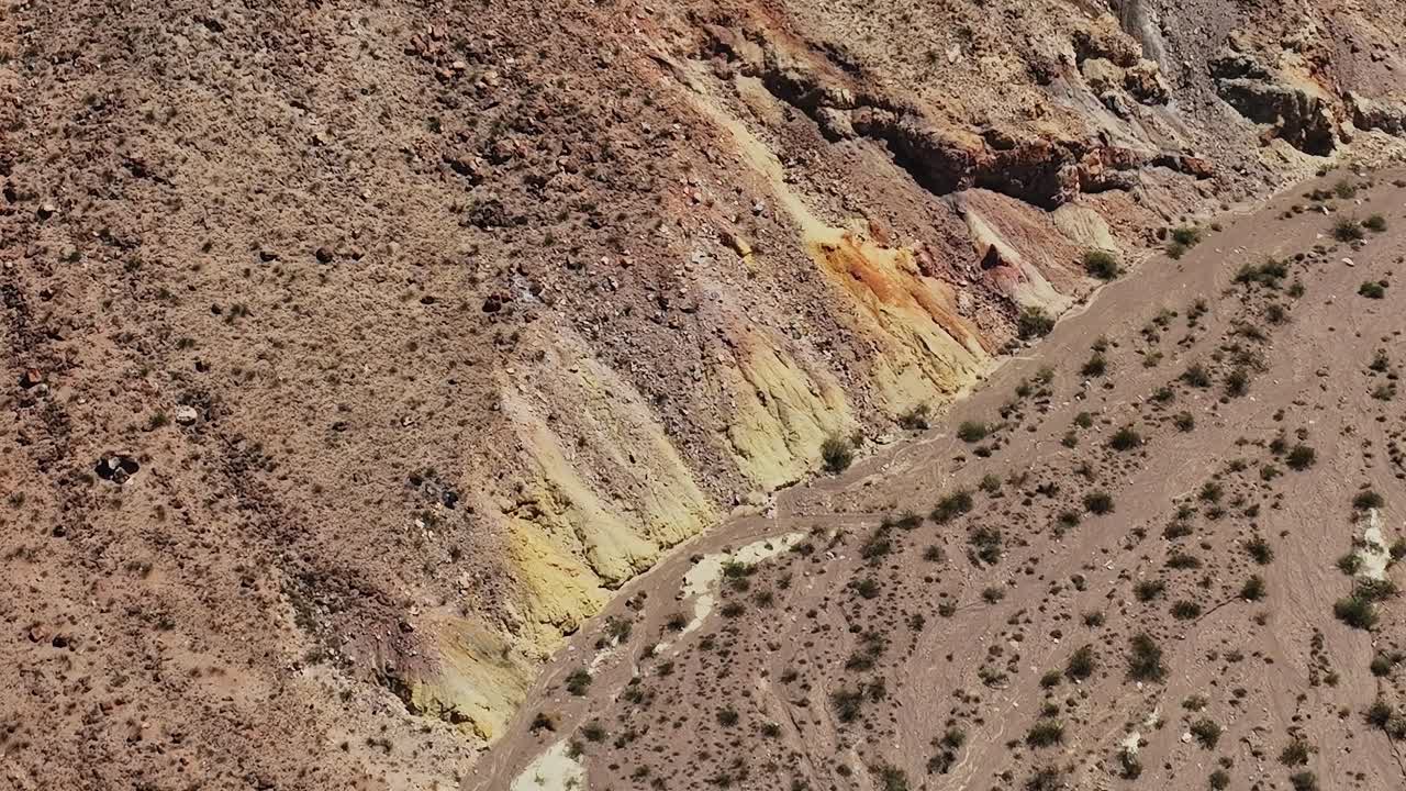 Vista aerea di formazioni rocciose colorate nel paesaggio degli Stati Uniti