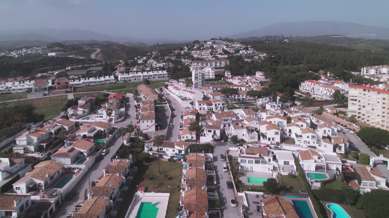 Asuinrakennuksia Mijas Costan rannikon lähellä, Espanjassa.