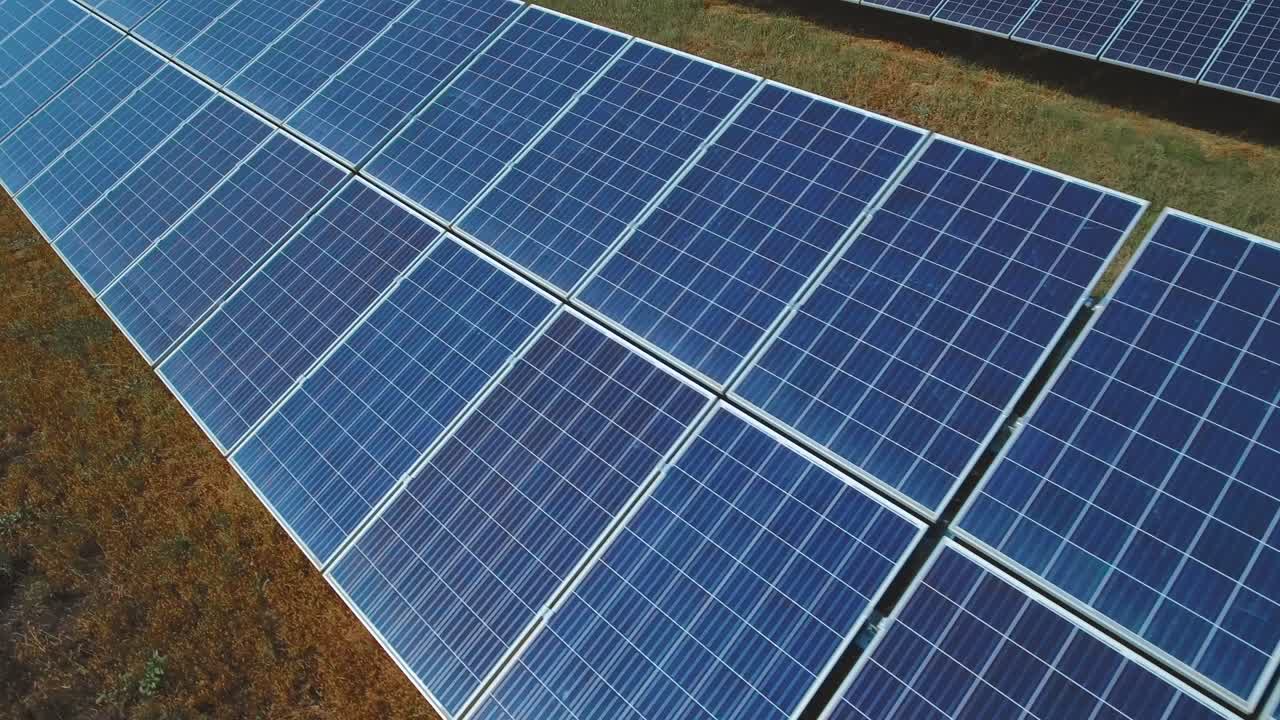 Centrale elettrica solare. Ripresa con drone