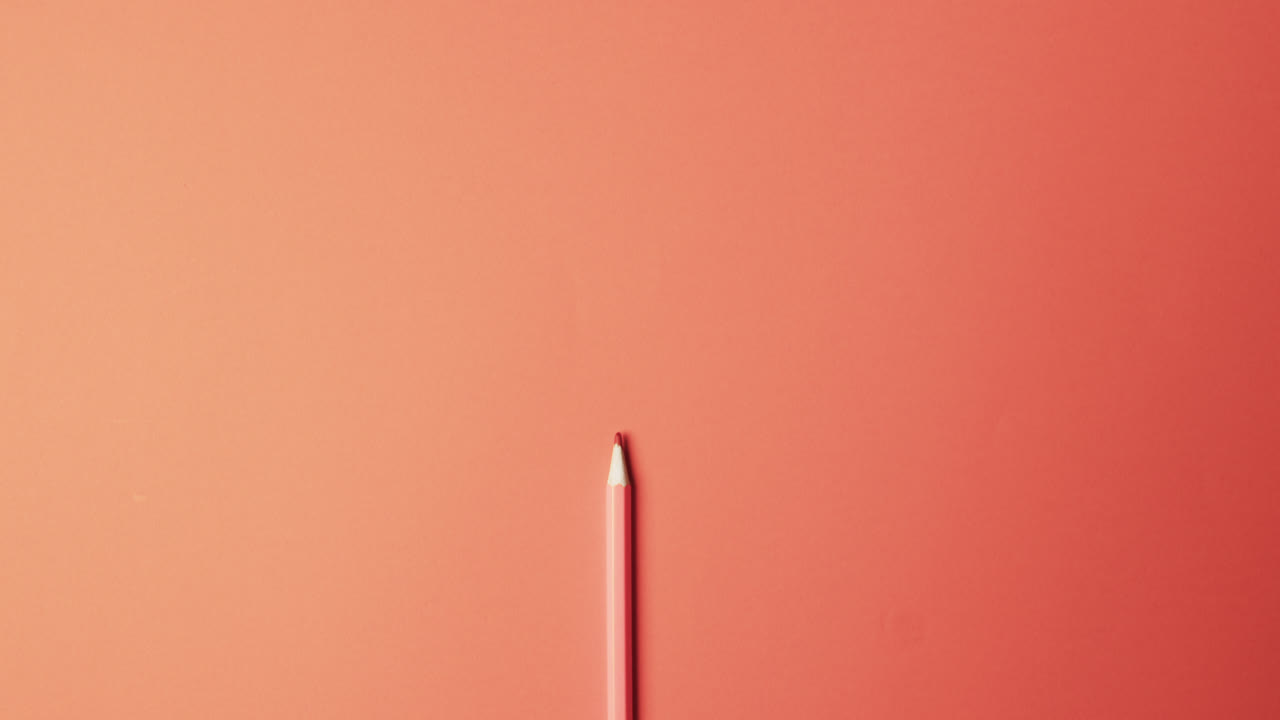 빨간 바탕 에 복사 공간 이 있는  ⁇ 은 연필 의 상상, 느린 움직임