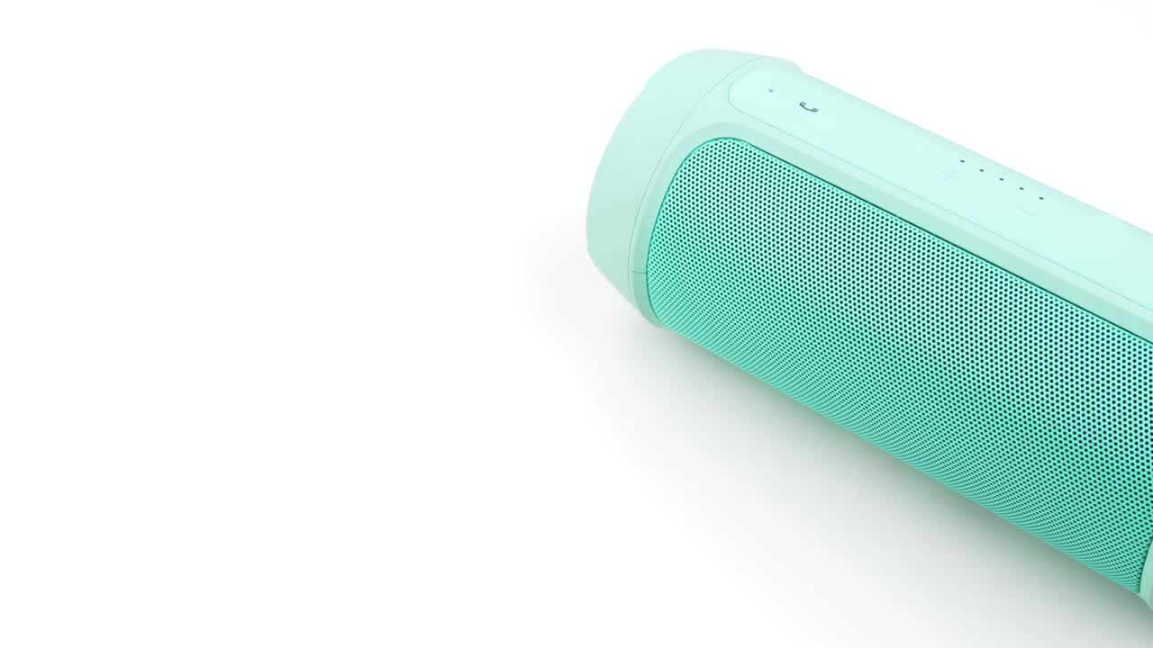 Movimento di panning lento su altoparlante wireless portatile su sfondo bianco