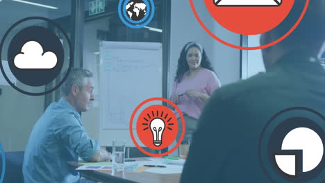 animación de iconos digitales sobre diversas personas de negocios en la oficina