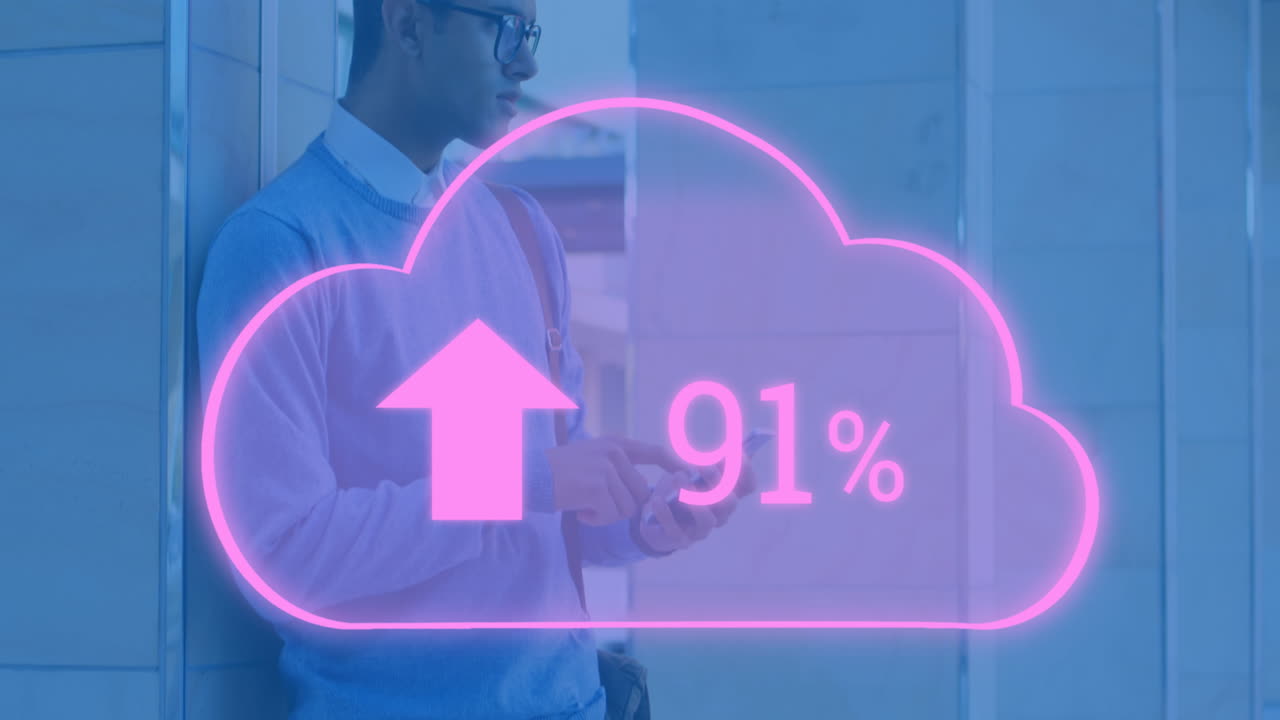 animación de la nube con flechas y el porcentaje sube sobre el hombre biracial usando un teléfono inteligente