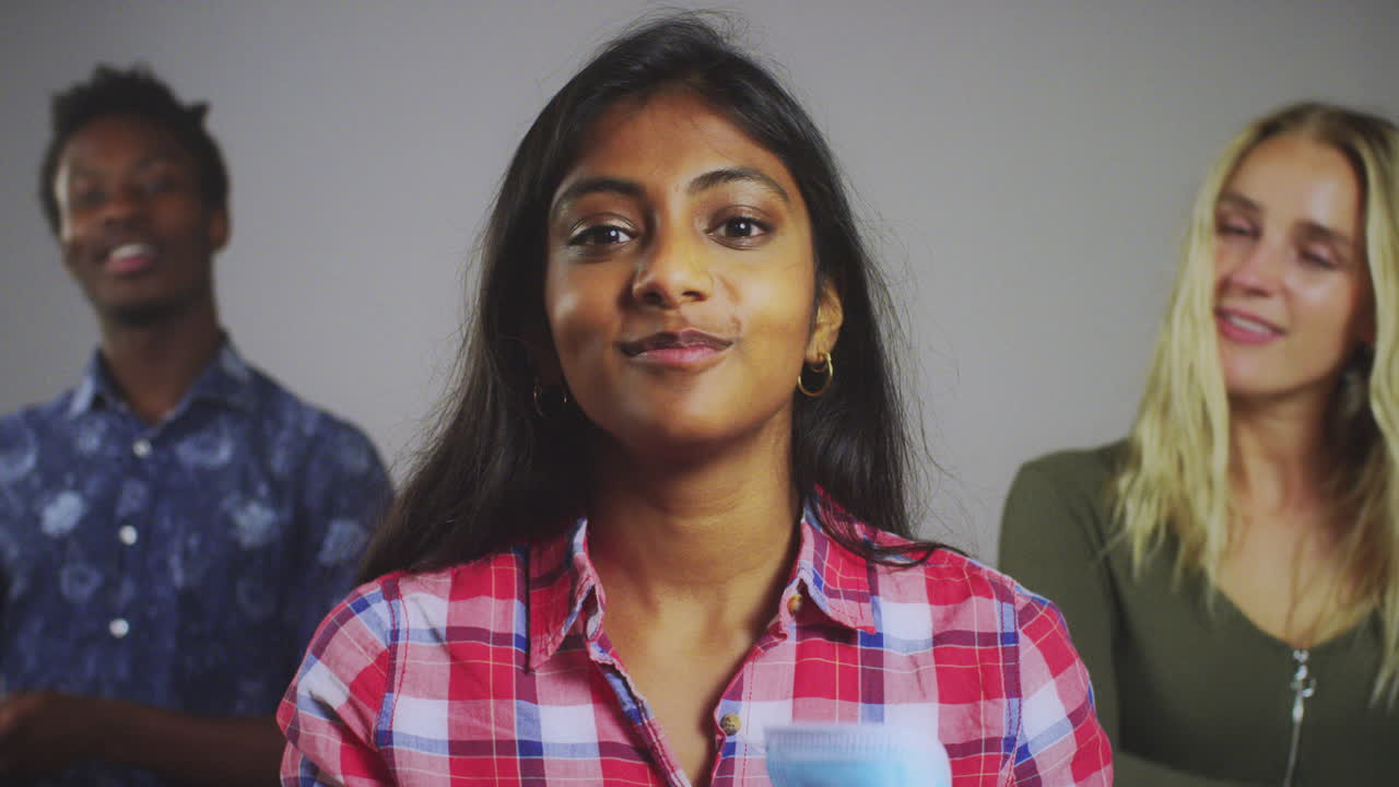 3명의 젊은이가 얼굴 마스크를 벗다