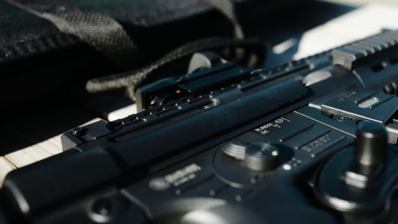 rifle táctico detallado y cargador en el rango