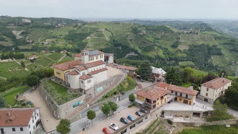 vista aérea de un encantador pueblo italiano con viñedos