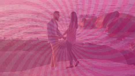 animación de un patrón de rayo de sol rosa sobre una pareja diversa que se sostiene de la mano y está de pie cerca del mar