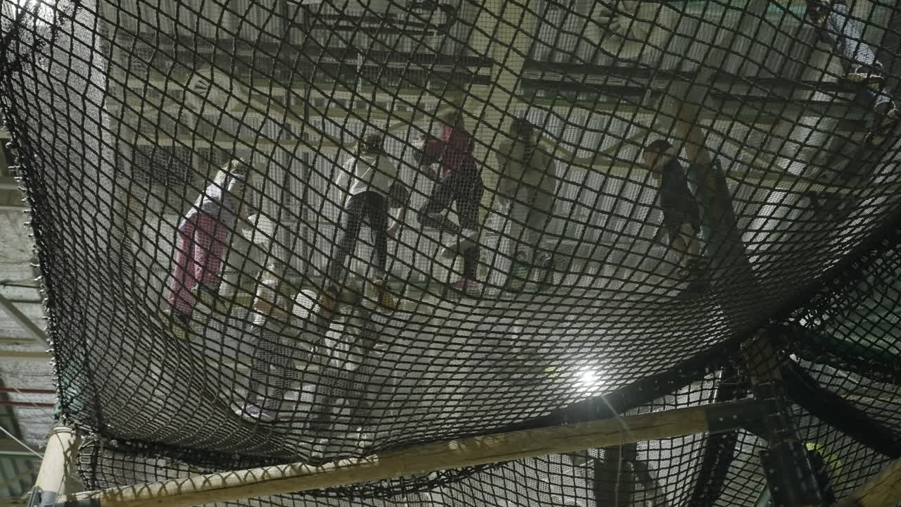 Vista dal basso di una rete da gioco interna con persone