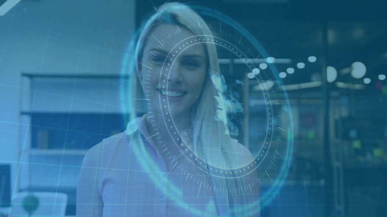 Una professionista che utilizza un'interfaccia virtuale olografica con elementi a griglia e mappa in un ufficio tecnologico.