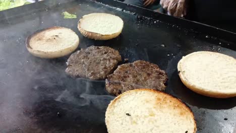 Close-up-De-Carne-En-Conserva-A-La-Parrilla-Y-Panes-Sobre-Una-Rejilla