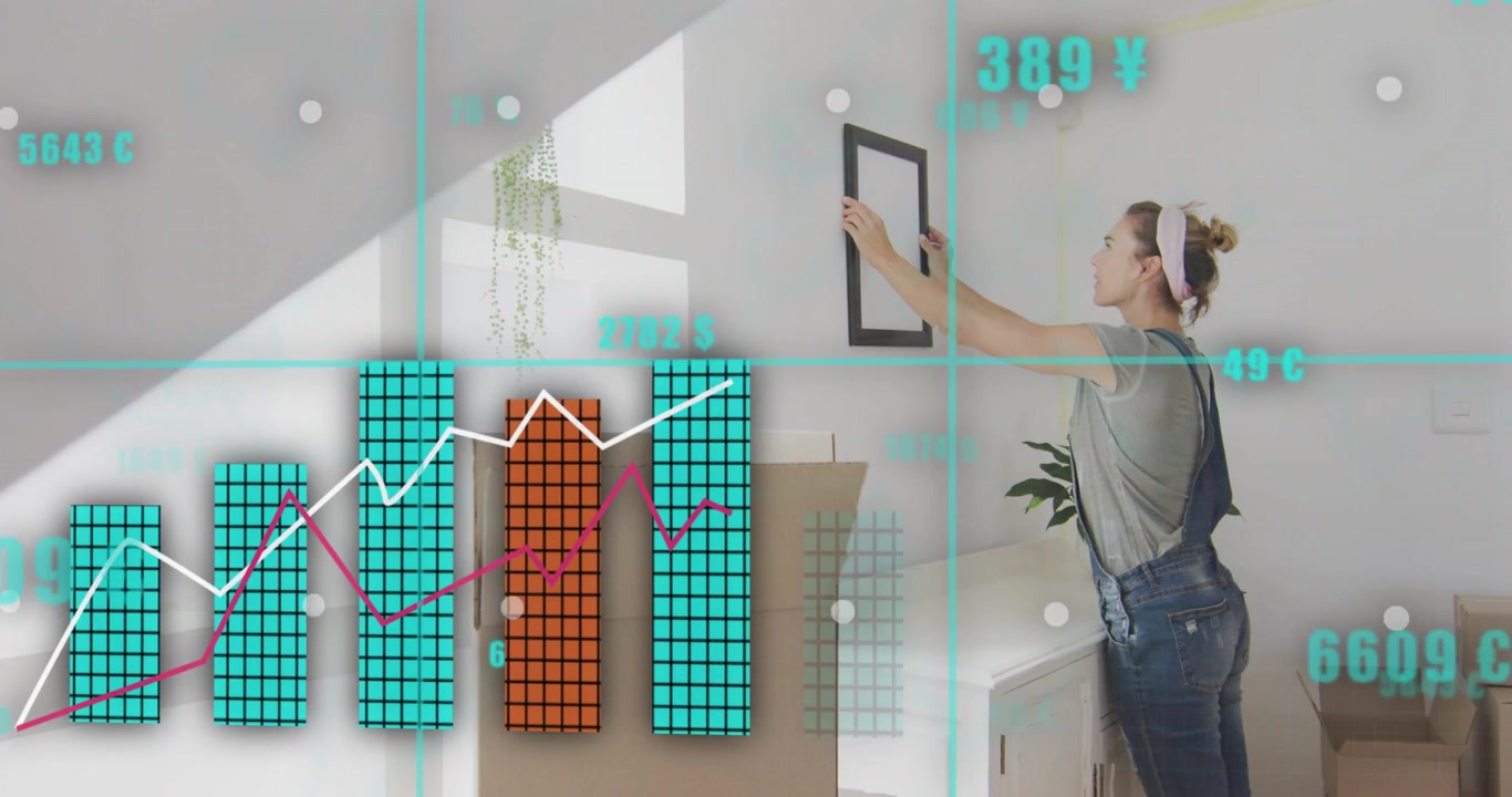 Donna che solleva una cornice e disimballa, mentre una sovrapposizione di grafici di analisi tecnologica si evolve per il design d'interni.