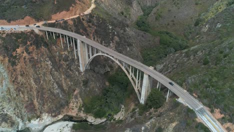 video aéreo de drones de la carretera del puente bixby con agua y costa debajo en big sur monterrey california