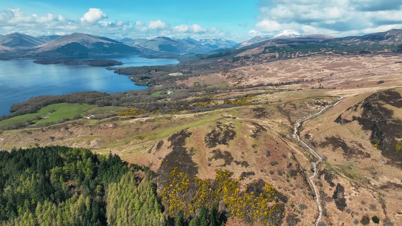 Vista aerea del Loch Lomond e delle montagne circostanti. Panorami della Scozia, Conic Hill in una giornata di primavera con cielo azzurro nelle Highlands scozzesi, Scozia.