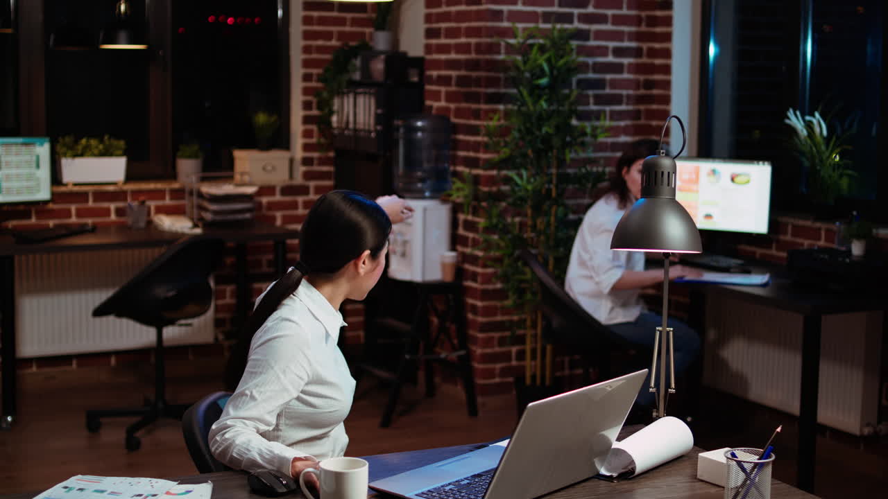 직원이 동료와 함께 이메일을 작성하기 위해 브레인스토밍을 합니다.