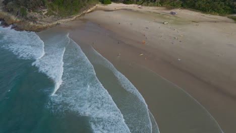 gente relajándose y divirtiéndose en la playa