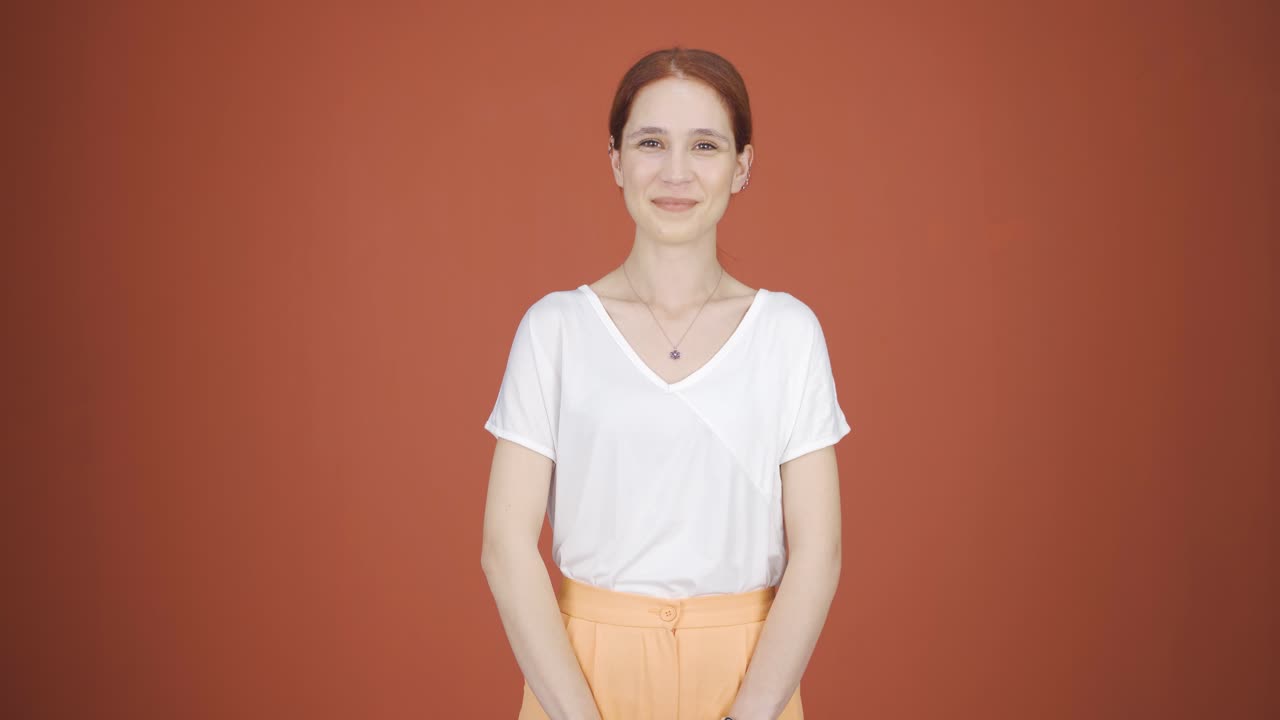 여성이 카메라에 긍정적인 제스처를 하고 있습니다.