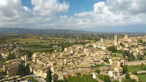 hechizo, italia en un típico día de verano italiano en umbría