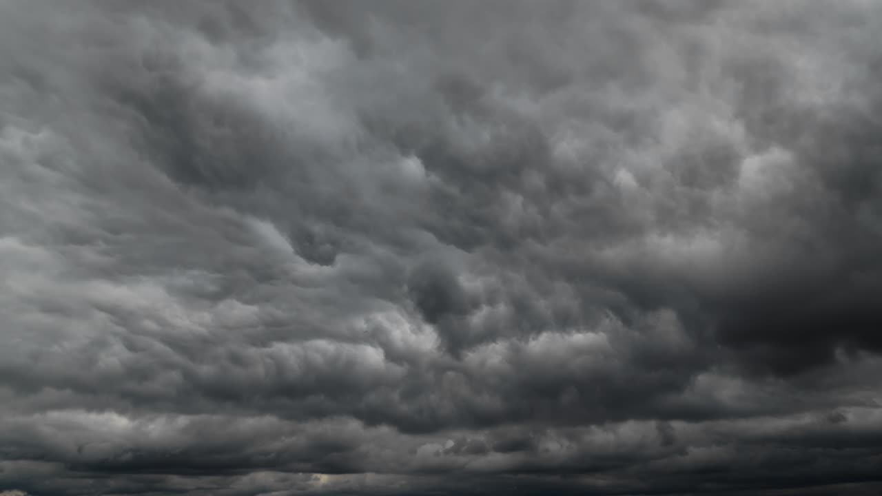 폭풍우와 함께 아름다운 어두운 극적인 하늘 비가 오기 전에 시간 경과