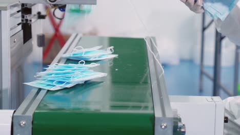 línea de producción de máscaras faciales en una fábrica moderna