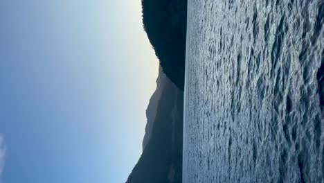 Vista-Panorámica-De-Un-Lago-Tranquilo-Con-Fondo-Montañoso-En-La-Patagonia-Argentina-Bajo-Un-Cielo-Despejado