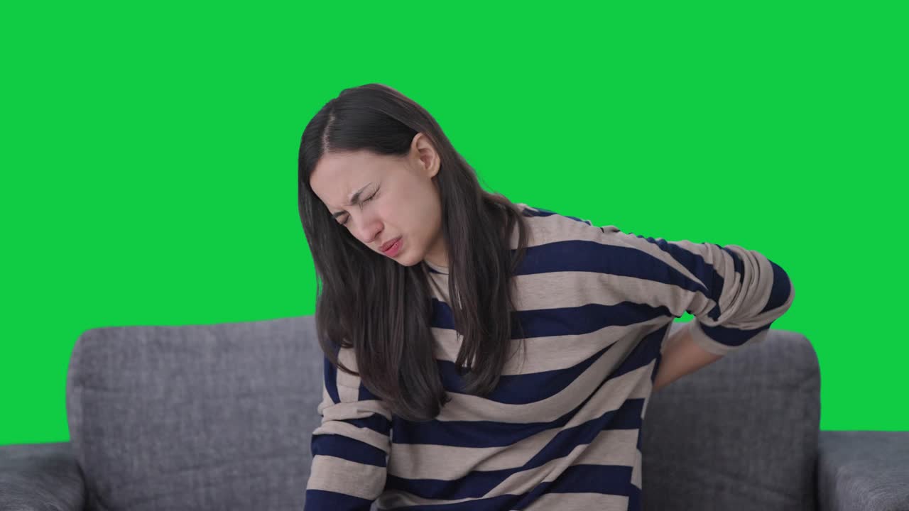 허리 통증으로 고통받는 인도 아픈 소녀 녹색 화면
