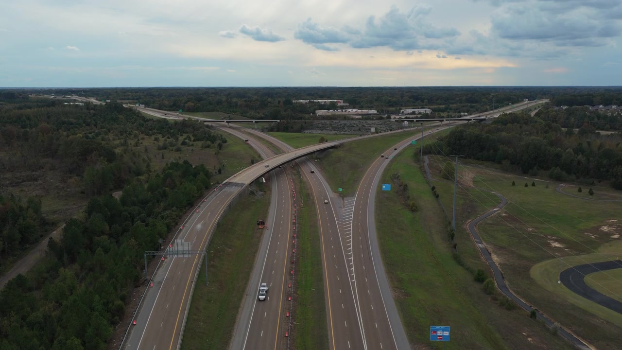Di atas jalan layang dan jalan raya Interstate 269 di area Piperton-Collierville, Tennessee, AS. Pengambilan gambar udara.