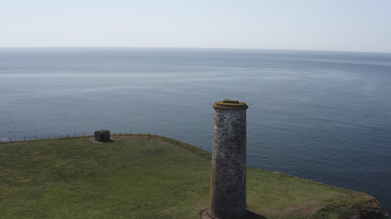 오래된 벽돌 내비게이션 타워 너머 끝없이 펼쳐진 푸른 바다