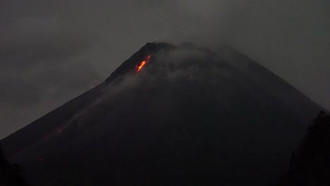 Fluss-Aus-Glühendem-Lavafeuer-Bon-Mount-Merapi,-Der-Teilweise-Von-Dichtem-Nebel-Bedeckt-Ist