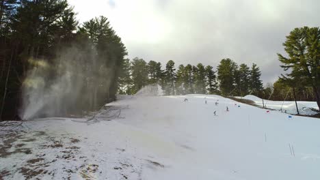 fabricación de nieve en una estación de esquí.- video de drone