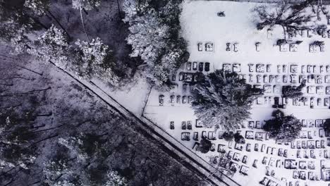 Schneebedeckter-Kleiner-Ländlicher-Friedhof-Am-Waldrand