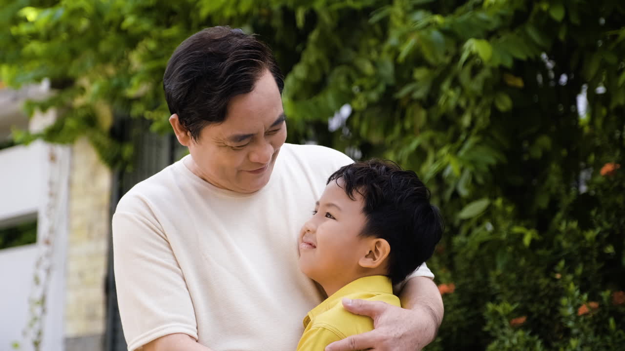 아시아인 남자와 소년 야외