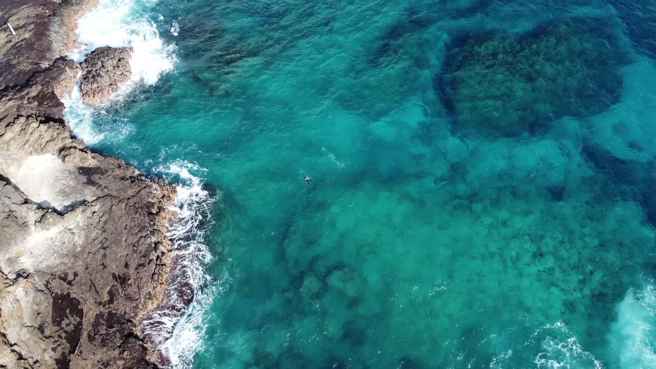 Giovane uomo: subacqueo che nuota nel mare alle Hawaii, Oahu.