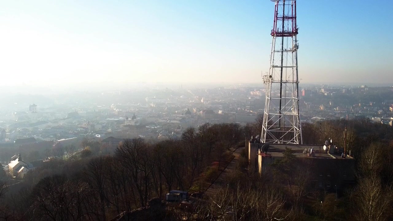 Vista aerea di un drone in volo vicino a una torre TV.