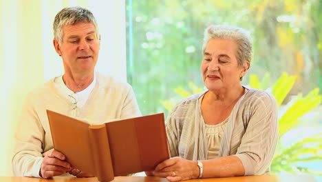 pareja madura mirando un álbum