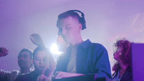 dj en la discoteca
